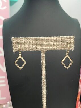 ✨Muted Gold Quatrefoil Drop Earrings✨NWT